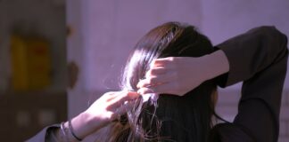 Jak dbać o włosy podczas pływania lub na plaży