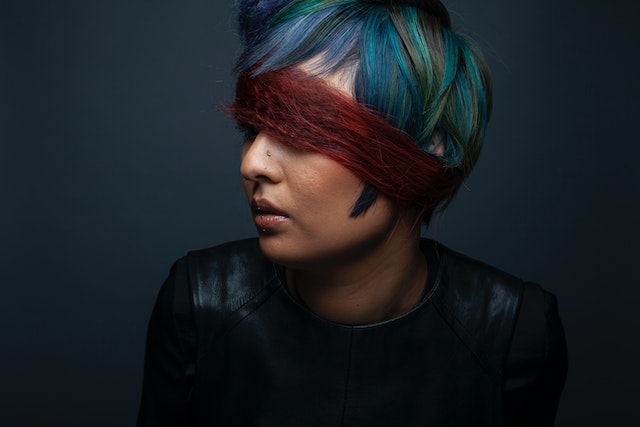 pexels-imustbedead-12556026 Jakie są najczęstsze błędy popełniane przy koloryzacji włosów i jak ich uniknąć?