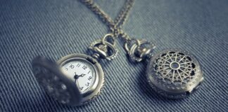 Czym się rożni kolia od naszyjnika?