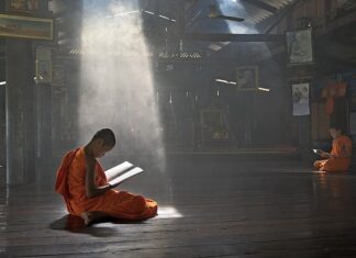 Jak mierzyć walizkę z kółkami do samolotu?