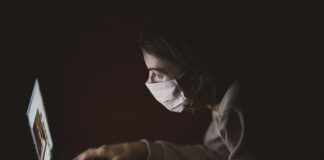 Na jaką odległość skacze pchła?