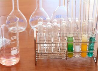 Czym charakteryzują się związki jonowe?