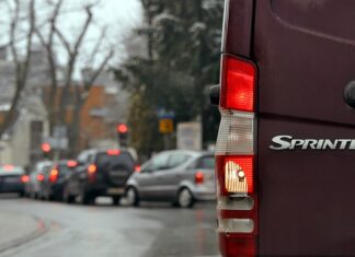 Czy można jeździć autem bez nakrętki na wentyl?