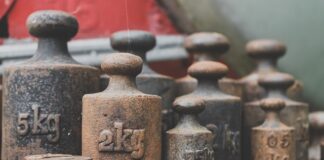 Jak ważyć na wadze z odważnikami?