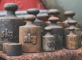 Jak ważyć na wadze z odważnikami?